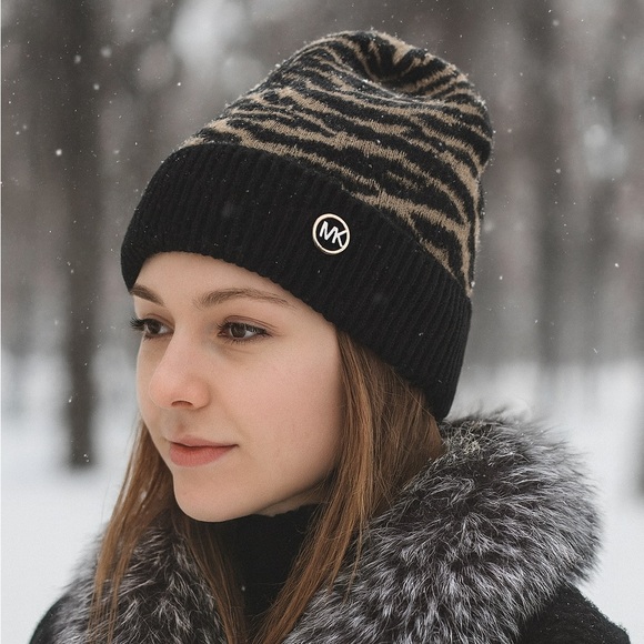 Michael Kors Women's Tiger-Stripe Beanie with Logo Hardware One Size New - Picture 4 of 6